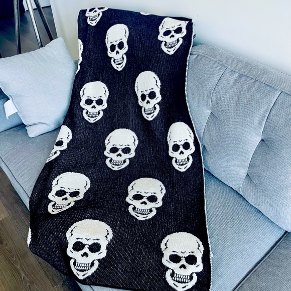 Skull Cashmere style throw. - Picture 2 of 3